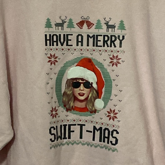 HAVE A MERRY SWIFTMAS DESIGN WO SIZE XL Gildan Pink Heavy Blend Sweatshirt. EUC - Picture 2 of 9